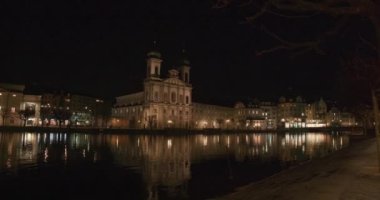 Jesuitenkirche Kilisesi ve Reuss Nehri 'nin akşam manzarası