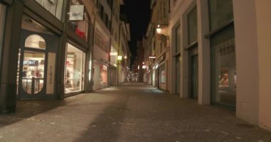 Şehir merkezindeki bir caddenin akşam manzarası