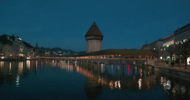 Abendlicher Blick Von Der Rathaussteg Brücke Auf Die Beleuchtete Kapellbrücke — Stockvideo