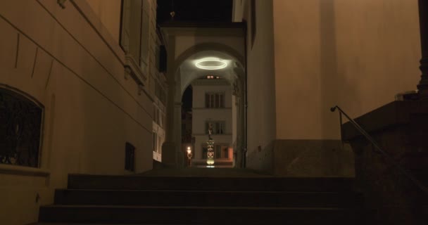 房屋之间通道的室外晚景 — 图库视频影像