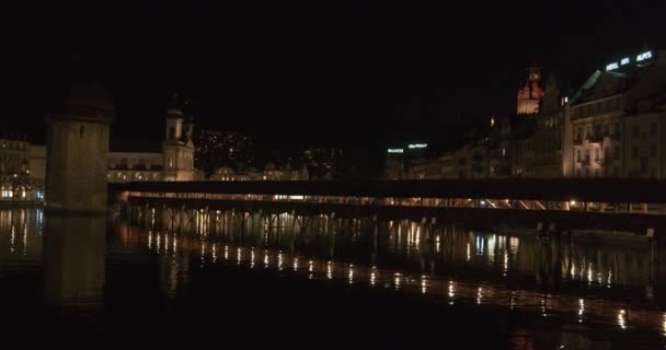 Vista Exterior Noite Ponte Iluminada Kapellbrcke Rio Reuss — Vídeo de Stock