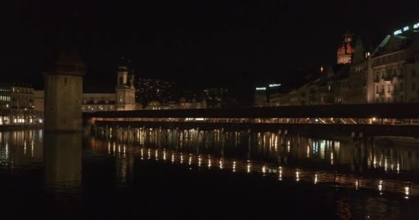 Vista Exterior Noite Ponte Iluminada Kapellbrcke Rio Reuss — Vídeo de Stock