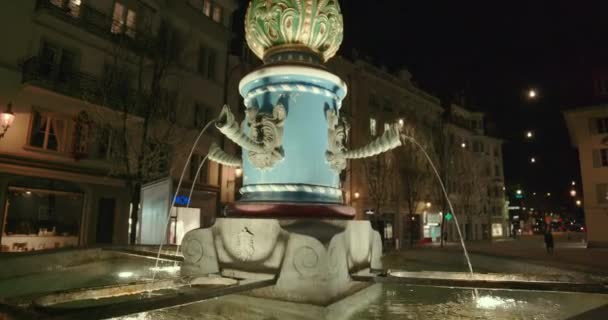 Eksterior Malam Memiringkan Fritschi Brunnen Air Mancur Kapell Persegi — Stok Video