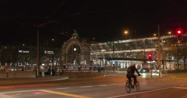 Akşamleyin Torbogen anıtıyla birlikte tren istasyonunun ön cephesi