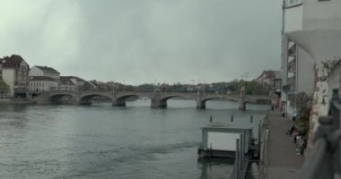 St. Johanns-Rheinweg yolundan geniş alandaki Mittlere Brcke köprüsünün görüntüsü