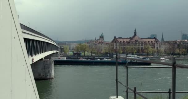 Handelsschip Varen Rijn Passeren Onder Dreirosenbrcke Brug — Stockvideo