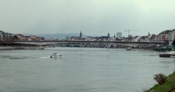 Vista Del Puente Johanniterbrcke Con Lancha Motor Sobre Río Rin — Vídeos de Stock