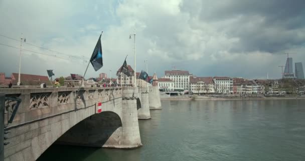 Ponte Mittlere Brcke Com Pessoas Andando Bandeiras Soprando Vento — Vídeo de Stock