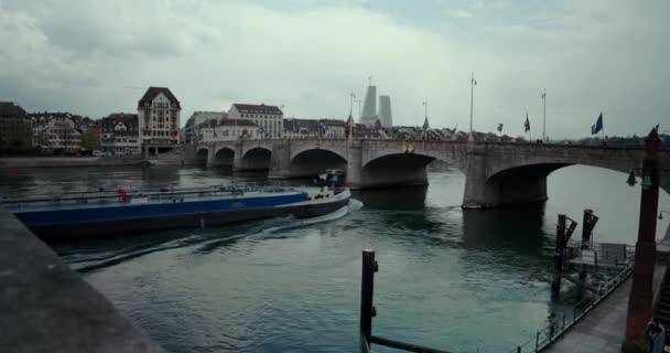 Nava Comercială Care Navighează Râul Rin Trece Sub Podul Mittlere — Videoclip de stoc