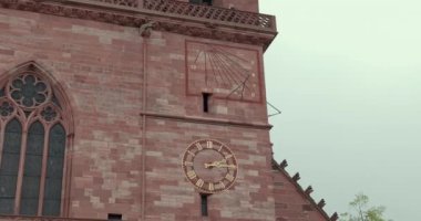 Basler Mnster Katedrali 'nin altından saatin detaylarıyla görüntüle