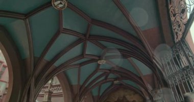 Belediye binasının girişinin tavanı.