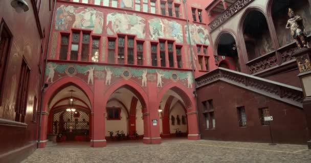 Blick Den Innenhof Des Rathauses Mit Gemälden — Stockvideo