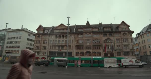 Piazza Fronte Municipio Con Tram Durante Temporale Con Pioggia — Video Stock