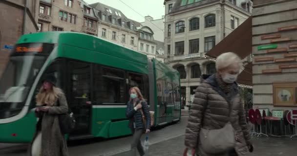 Innenstadt Mit Flanierenden Menschen Und Vorbeifahrender Straßenbahn — Stockvideo