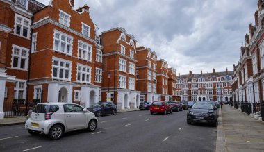 Londra - 06 28 2022: Evelyn Gardens 'taki kırmızı ve beyaz evlerin manzarası