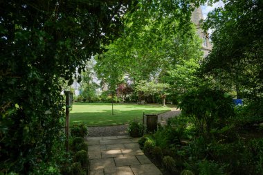 Londra - 06 28 2022: St. Mary 'nin bahçesine giriş Bolton Anglikan Kilisesi