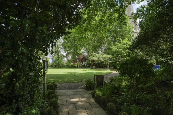 Londra - 06 28 2022: St. Mary 'nin bahçesine giriş Bolton Anglikan Kilisesi
