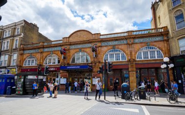 Londra - 06 28 2022: Earl 's Court Metro İstasyonu
