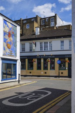 Londra - 06 28 2022: The King 's Head' in önündeki duvar resmi, Earl 's Court