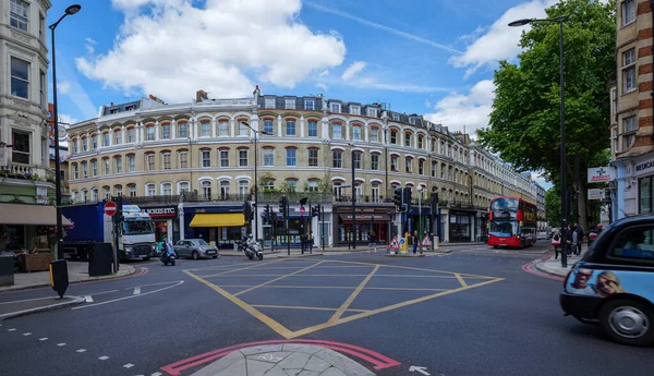 Londra - 06 28 2022: Old Brompton Road ve Earls Court Road ve Redcliffe Gardens kavşağı