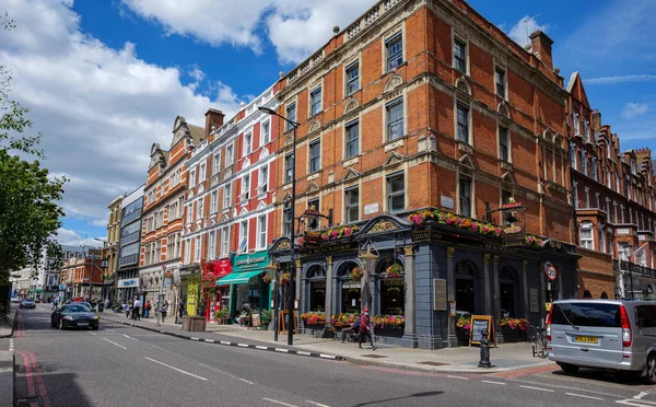 Londra - 06 28 2022: Earls Ct Rd ve Barkston Gardens kavşağı