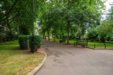 Londra - 06 29 2022: Mary Pl üzerinde Avondale Park 'a giriş