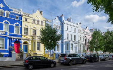 Londra - 06 29 2022: Lansdowne Yolu 'ndaki renkli evlerin manzarası