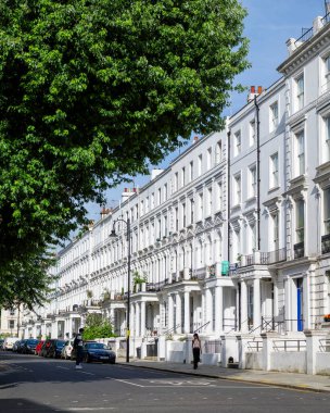 Londra - 06 29 2022: Bir erkek ve bir kız Elgin Cres 'te buluştu