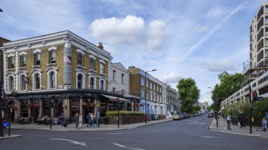 Londra - 06 29 2022: Westbourne Park Yolu ve Ladbroke Grove kavşağı