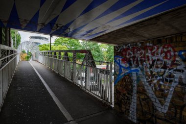 Londra - 06: 30 2022: Tavistock Cres 'teki Çember ve Hammersmith & Şehir Yeraltı Hatları üzerindeki yaya üstgeçidini görmek