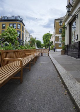 Londra - 06: 30 2022: Tavistock Yolu 'nun bir pab banklarıyla görüntüsü