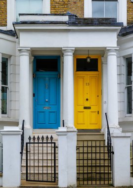 Londra - 06: 30 2022: Lancaster Yolu 'nda renkli kapılar