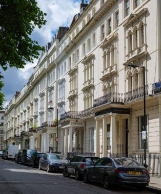 Londra - 07 01 2022: Kensington Gardens Meydanı 'ndaki dönem binalarının görüntüsü