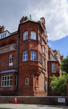 Londra - 07 01 2022: Palace Ct 'de kırmızı tuğlalı bir bina