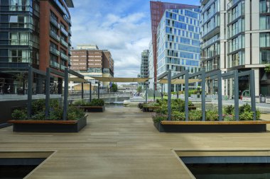 Londra - 07 02 2022: Merchant Meydanı 'ndaki Yüzen Cep Parkı' ndaki çiçek yataklarının görüntüsü