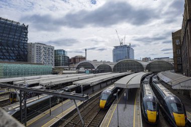 Londra - 07 02 2022: Bishop Köprüsü 'nden Paddington İstasyonu' nun görüntüsü