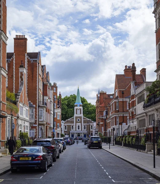 Londra - 07 03 2022: Arka planda Grosvenor Şapeli olan Aldford Caddesi manzarası