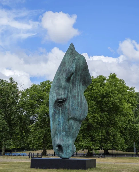 Londra - 07 03 2022: Still Water bronz heykeli Nic Fiddian-Green