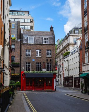 Londra - 07 03 2022: Mayfair 'de Hertford Caddesi ve Shepherd Caddesi kavşağı
