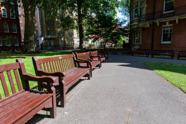 Londra - 07 03 2022: Mount Street Gardens 'taki banklar