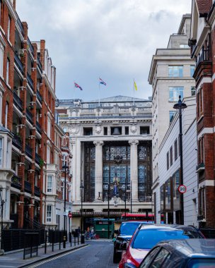 Londra - 07 03 2022: Arka planda Selfridges mağazasının girişi olan Balderton Caddesi manzarası