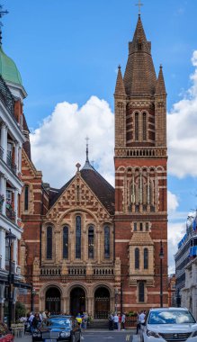 Londra - 07 03 2022: Arkasında Ukrayna Katolik Katedrali olan Brown Hart Gardens manzarası