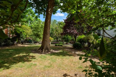 Londra - 07 04 2022: Millbank Gardens manzarası