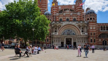 Londra - 07 04 2022: Westminster Katedrali manzarası ve masalarda oturan insanlar