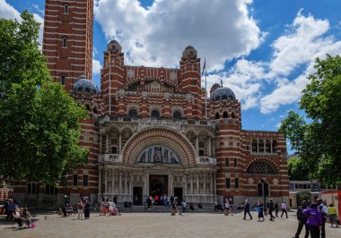 Londra - 07 04 2022: Westminster Katedrali manzarası ve katedrale girip çıkan insanlar