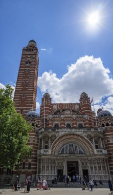 Londra - 07 04 2022: Westminster Katedrali ve çan kulesinin alt manzarası