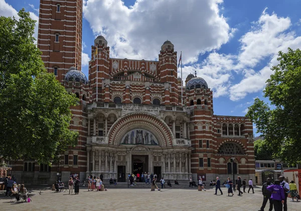Londra - 07 04 2022: Westminster Katedrali manzarası ve katedrale girip çıkan insanlar