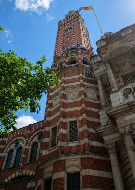 Londra - 07 04 2022: Westminster Katedrali çan kulesi ve Vatikan bayrağının alt manzarası