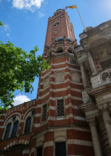 Londra - 07 04 2022: Westminster Katedrali çan kulesi ve Vatikan bayrağının alt manzarası