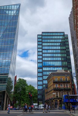 Londra - 07 05 2022: Buckingham Kapısı ve Victoria Caddesi kavşağı